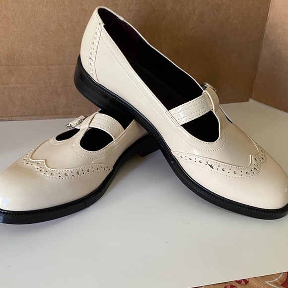 Franco Sarto Cream Loafers with Black Soles - Picture 6 of 6